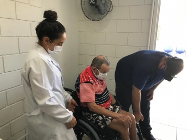 Foto 2: CER II anexo à Lumen et Fides realiza atendimento em Quatá para avaliar pacientes que necessitam de cadeiras de rodas, banho e motorizada