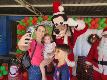 Foto 63: Centenas de crianças recebem presente de Natal