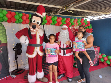 Foto 31: Centenas de crianças recebem presente de Natal