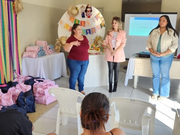 Foto 4: Entrega de kit de enxoval de bebê e varal solidário para crianças