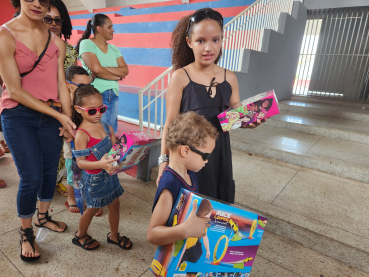 Foto 91: Centenas de crianças recebem presente de Natal