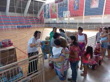 Foto 79: Centenas de crianças recebem presente de Natal