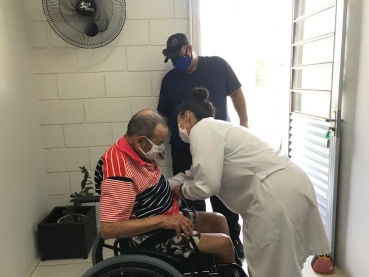 Foto 8: CER II anexo à Lumen et Fides realiza atendimento em Quatá para avaliar pacientes que necessitam de cadeiras de rodas, banho e motorizada