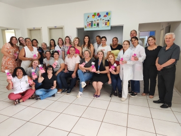 Foto 1: Mulheres funcionárias municipais recebem um carinho especial ao Dia da Mulher