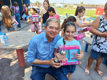 Foto 8: Centenas de crianças recebem presente de Natal