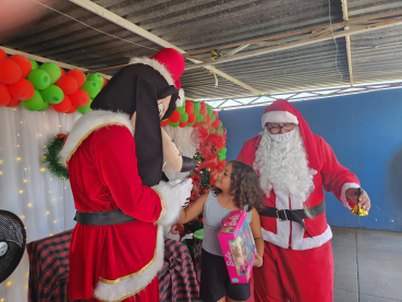 Foto 50: Centenas de crianças recebem presente de Natal