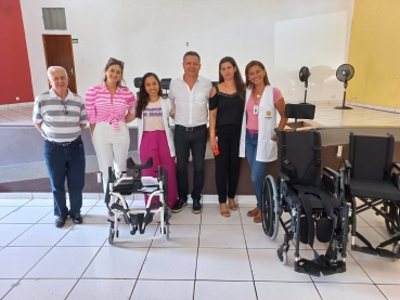 Foto 4: CER II anexo à Lumen et Fides realiza entrega das cadeiras de rodas, banho e motorizada