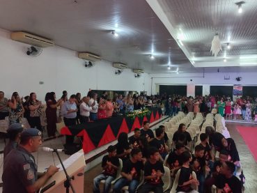 Foto 9: Alunos dos 5º anos de Escolas Municipais recebem certificado do Proerd