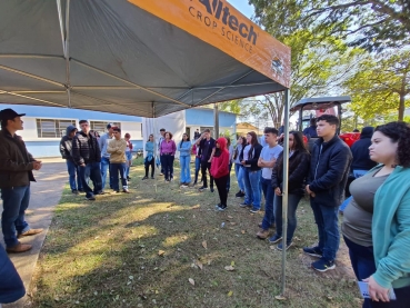 Foto 1: Alunos da Etec participam do 6º Dia de Campo