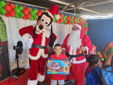 Foto 40: Centenas de crianças recebem presente de Natal