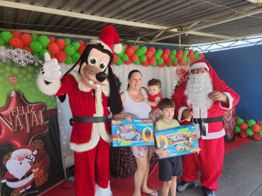 Foto 74: Centenas de crianças recebem presente de Natal