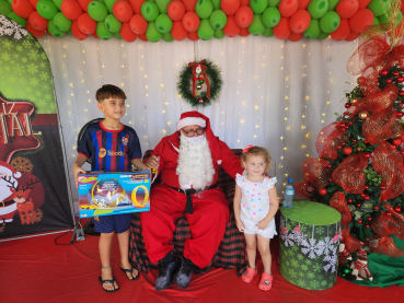 Foto 58: Centenas de crianças recebem presente de Natal