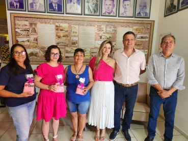 Foto 18: Mulheres funcionárias municipais recebem um carinho especial ao Dia da Mulher