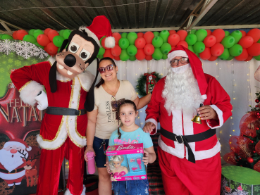 Foto 7: Centenas de crianças recebem presente de Natal