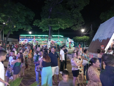 Foto 4: Carreta da Alegria atrai centenas de pessoas