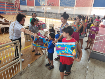 Foto 88: Centenas de crianças recebem presente de Natal