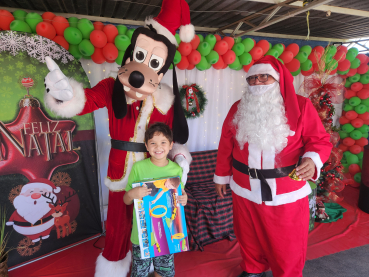 Foto 70: Centenas de crianças recebem presente de Natal