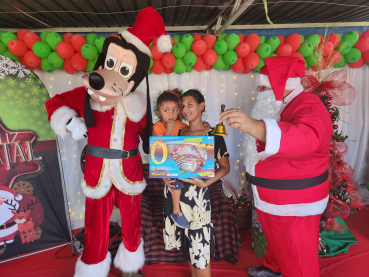 Foto 25: Centenas de crianças recebem presente de Natal