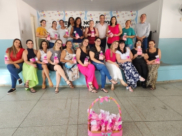 Foto 13: Mulheres funcionárias municipais recebem um carinho especial ao Dia da Mulher
