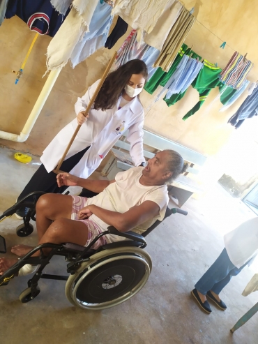 Foto 26: CER II anexo à Lumen et Fides realiza atendimento em Quatá para avaliar pacientes que necessitam de cadeiras de rodas, banho e motorizada
