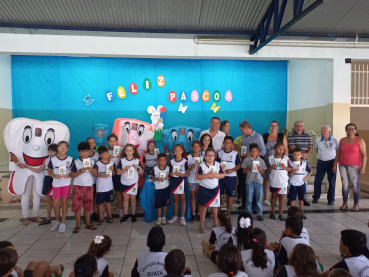 Foto 24: Entrega de  Kit de higiene bucal