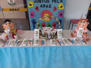 Foto 20: Entrega de  Kit de higiene bucal