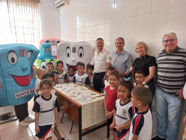 Foto 13: Entrega de  Kit de higiene bucal