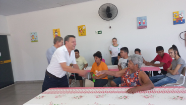 Foto 19: Entrega de  Kit de higiene bucal