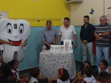 Foto 3: Entrega de  Kit de higiene bucal