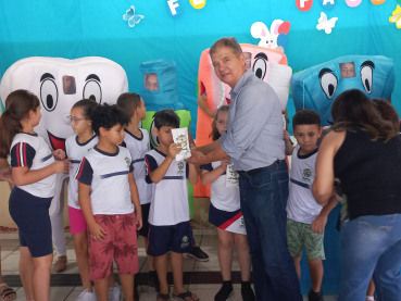 Foto 18: Entrega de  Kit de higiene bucal