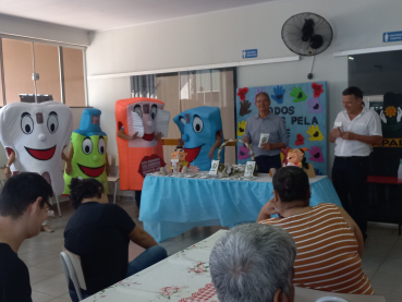 Foto 29: Entrega de  Kit de higiene bucal