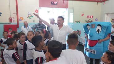 Foto 1: Entrega de  Kit de higiene bucal