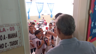 Foto 14: Entrega de  Kit de higiene bucal