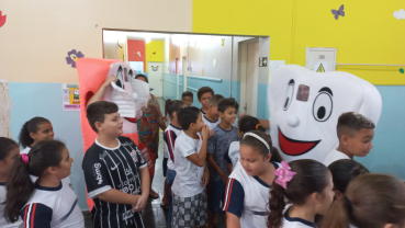 Foto 2: Entrega de  Kit de higiene bucal