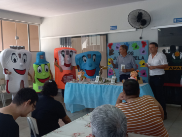 Foto 21: Entrega de  Kit de higiene bucal