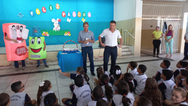 Foto 28: Entrega de  Kit de higiene bucal