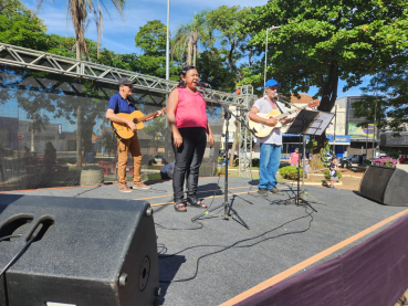 Foto 1: Domingo de Páscoa na Praça da Fonte