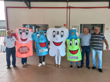 Foto 32: Entrega de  Kit de higiene bucal