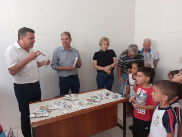 Foto 12: Entrega de  Kit de higiene bucal