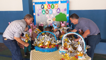 Foto 22: Doce Páscoa: entrega de ovos de chocolate