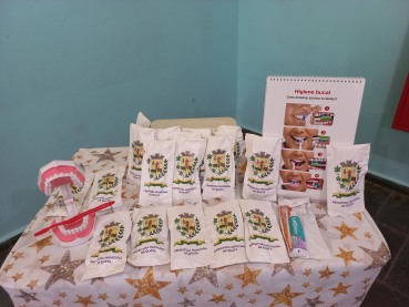 Foto 7: Entrega de  Kit de higiene bucal