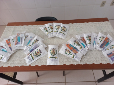Foto 11: Entrega de  Kit de higiene bucal