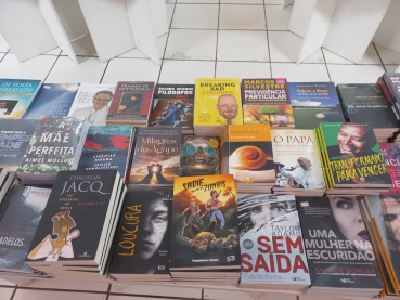 Foto 17: Cultura realiza mais uma Feira do livro