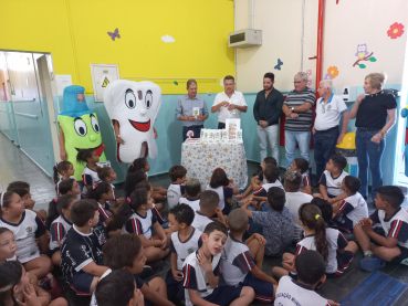 Foto 4: Entrega de  Kit de higiene bucal