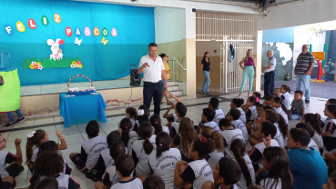 Foto 16: Entrega de  Kit de higiene bucal