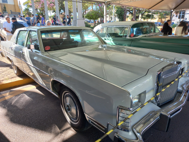 Foto 2: EXPOSIÇÃO DE CARROS ANTIGOS