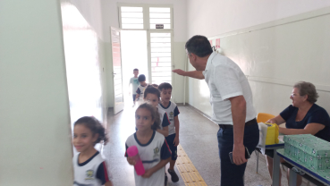 Foto 10: Entrega de  Kit de higiene bucal