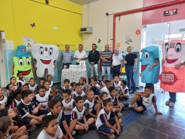 Foto 5: Entrega de  Kit de higiene bucal