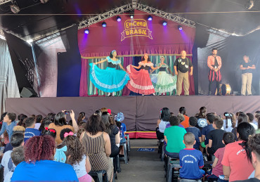 Foto 127: Quatá recebe Palco Móvel Emcena Brasil Edição Certame