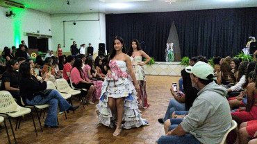 Foto 26: Moda e consciência ambiental é destaque em desfile da Etec